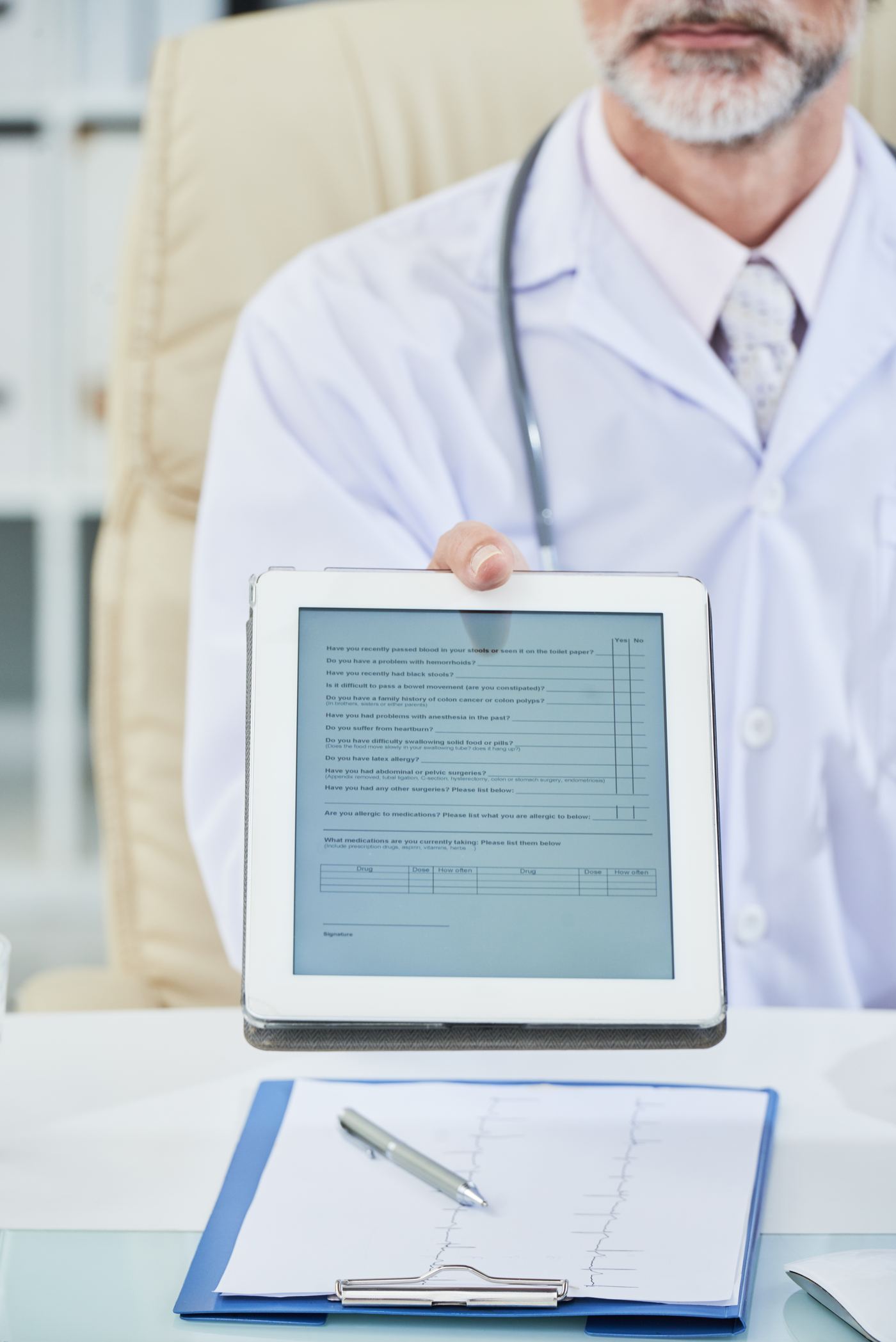 Doctor mostrando formulario digital en tablet